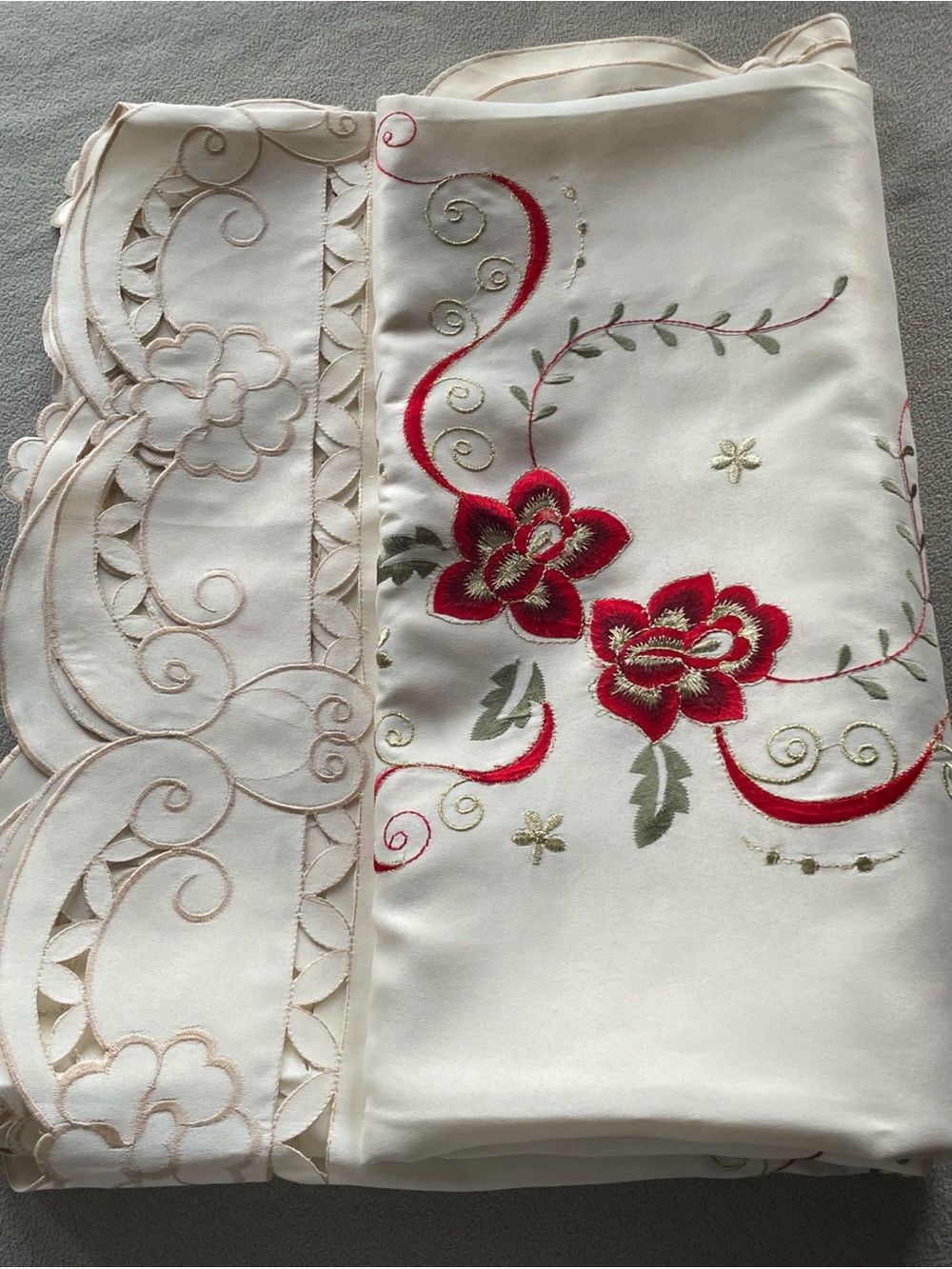 Embroidered Christmas Holiday Tablecloth Red Floral Lace Oblong 67x 85 new